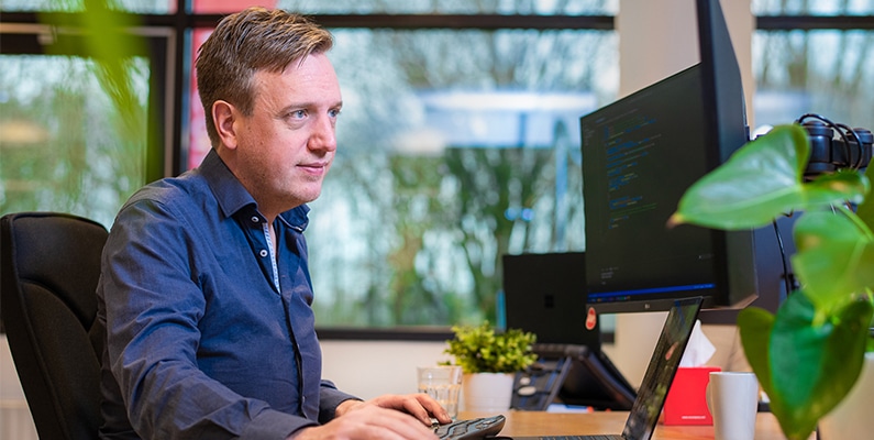 werknemer achter computer, vx company